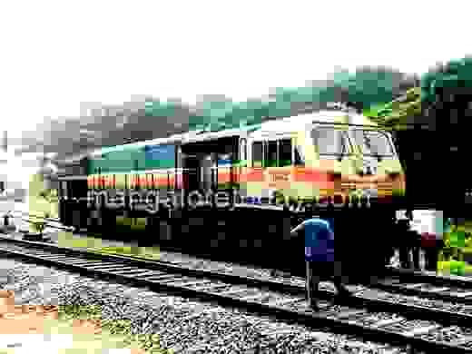 Goods train engine derails at Mangaluru Junction 3